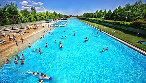 Turistlerin akın ettiği yapay plaj bayramda açık