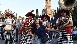'Sokakta Şenlik Var' etkinliklerine turist ilgisi