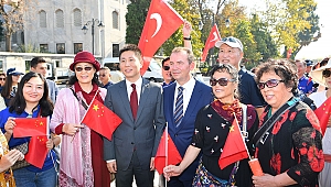 Konsolos Cui Wei, Çinli turistlerle bir araya geldi
