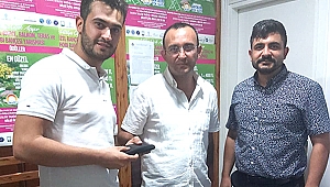 Otobüste unutulan döviz dolu cüzdanı turiste teslim etti