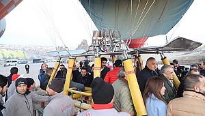 Kültür ve Turizm Bakanı Ersoy, Kapadokya'da balona bindi