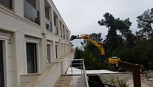 Kemer'de iki otelin fazla odaları yıkılıyor