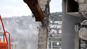 Küçükbük sahilindeki o bina yıkıldı