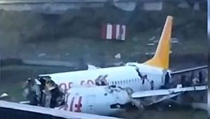 Pistten çıkan uçak parçalandı