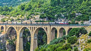 Turistlerin akın ettiği Varda Köprüsü lavanta kokacak