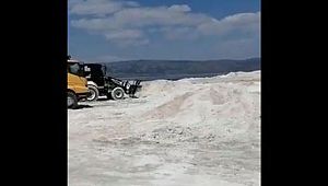 İş makinaları Salda Gölü'nde