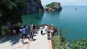 Hoynat Adası turistlerin akınına uğruyor