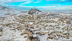 Binlerce turistin ziyaret ettiği Kayaşehir beyaza büründü