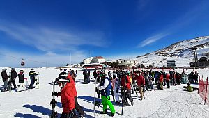Erciyes Kayak Merkezi'nde hafta sonu yoğunluğu