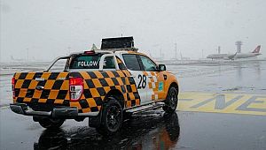 İstanbul Havalimanı'nda kar temizleme çalışmaları sürüyor