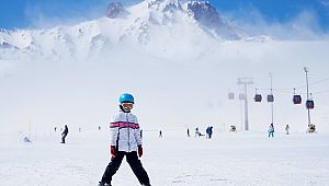 Erciyes'te kayak keyfi sürüyor