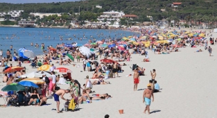 Çeşme, tatilci akınına uğradı