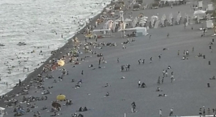 Dünyaca ünlü Konyaaltı sahiline akın ettiler