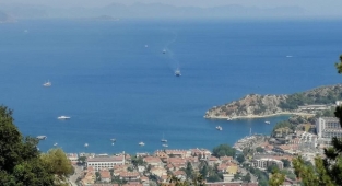 İki çıkarma gemisi acil tahliye için Marmaris'te