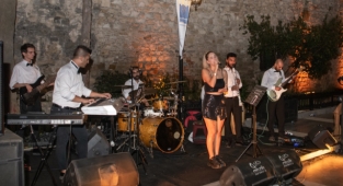 Kuşadası'nın turistik çarşıları konserlerle şenleniyor