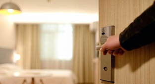 Otel odasından 80 bin dolarlık saat çalındı