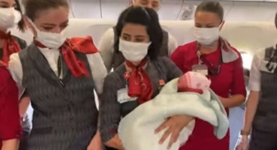 THY uçağında Afgan kız bebek dünyaya geldi