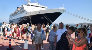 Kuşadası'na ilk kruvaziyer gemisi geldi