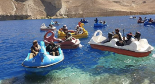 Taliban militanları, silahlarla bot keyfi yaptı