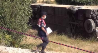 Tur otobüsü kaza yaptı