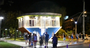 Yerli ve yabancı turistler akın etti