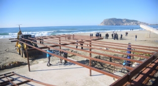 Alanya sahillerindeki büfeler tek tip oluyor