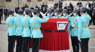 Eski Turizm Bakanı Akşit son yolculuğuna uğurlandı