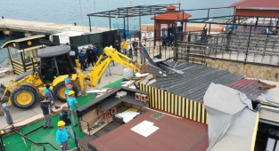 Alanya iskelesindeki kaçak yapılar yıkıldı