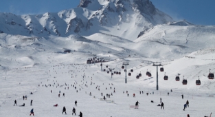 Erciyes'te çığ düştü; BM görevlisi öldü