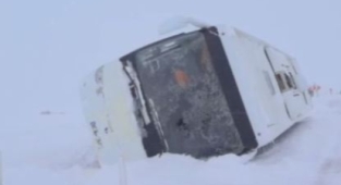 Tur otobüsü devrildi: 4 yaralı