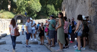 Turist rehberleri yeşil pasaport bekliyor