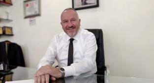 Turistler rezervasyon için beklemeye geçti