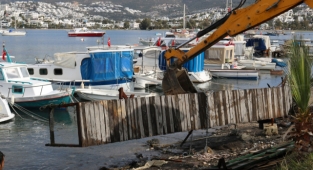 Gümbet'teki kaçak iskeleler yıkılıyor
