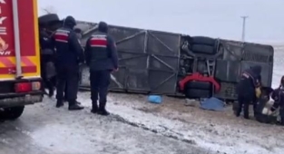 Tur otobüs devrildi: 6 ölü, 41 yaralı