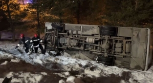 Turistleri taşıyan midibüs devrildi: 25 yaralı