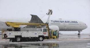 THY'nin 127 uçağına buzlanmayı önleyici işlem yapıldı