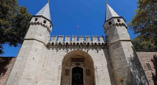 Topkapı ve Dolmabahçe Sarayları ziyarete kapatıldı