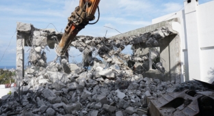 Turizm cenneti Bodrum'da kaçak yapılar yıkılıyor