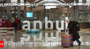 Yırtıp attıkları sahte pasaportlar tuvaletleri sık sık tıkıyor