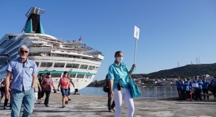Çeşme'ye 2,5 yıl sonra ilk kruvaziyer yanaştı