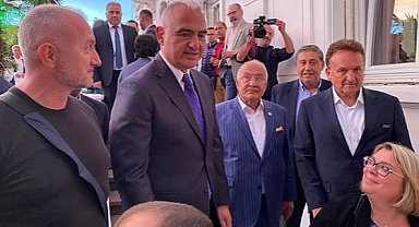 Bakan Ersoy Alman turizmcilerle buluştu
