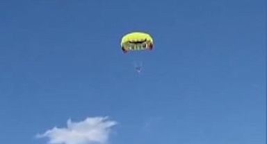 Tellere takılan deniz paraşütündeki 2 turist yaralandı
