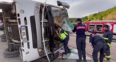 Turistleri taşıyan midibüs devrildi: Ölü ve yaralılar var
