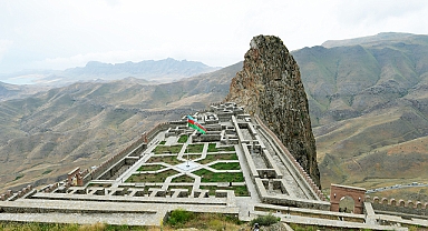 Dört bir yanı tarih Nahçıvan,turistleri cezbediyor