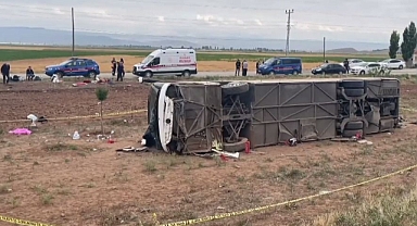 Tur otobüsü şarampole devrildi: 30 yaralı