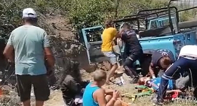 Turistleri taşıyan safari aracı uçuruma devrildi 