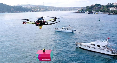 Dronla tekneye ilk yemek teslimatı