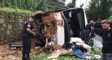 Rize'de tur minibüsü devrildi: 24 yaralı