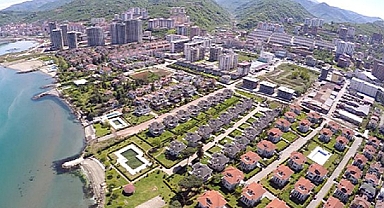 Turistler uçak bulamayınca araç kiralayıp geliyor 