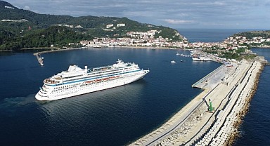 Rus turistler kruvaziyer gemiyle Amasra'ya geldi